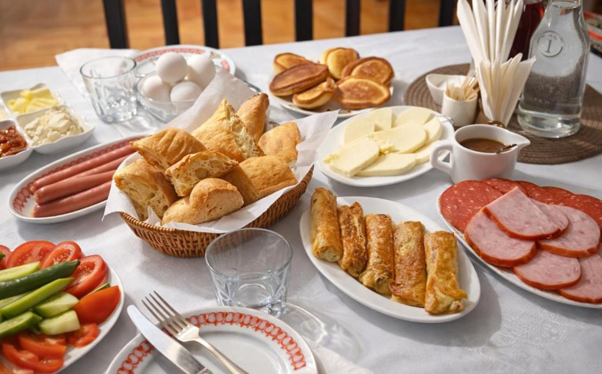 კახეთში, ნომერი 2 ან 3 სტუმარზე საუზმით და აივნით